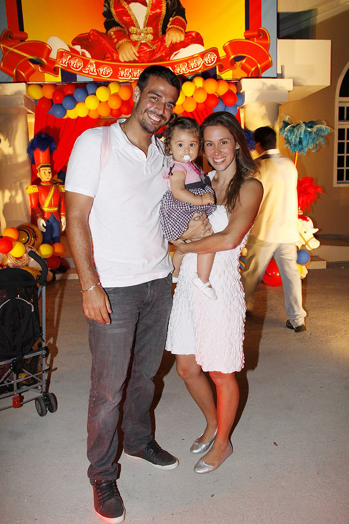 Dani Monteiro com a filha e o marido.