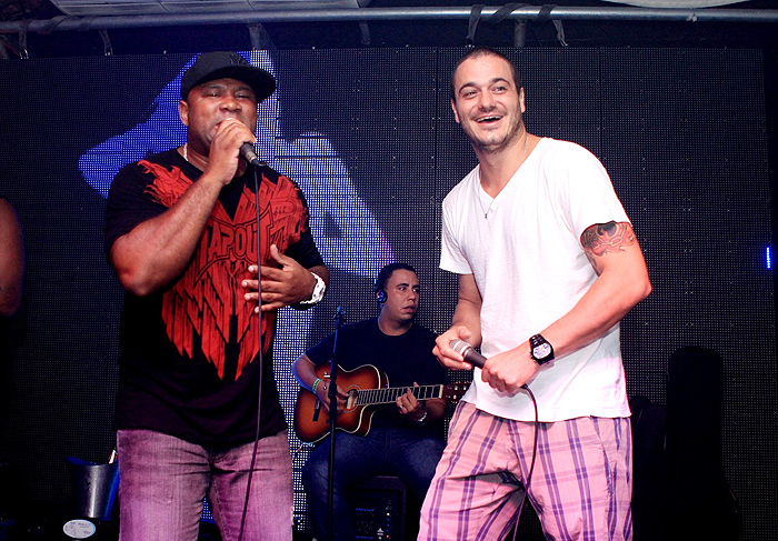 Ex-BBB Rafa dança funk em boate carioca   