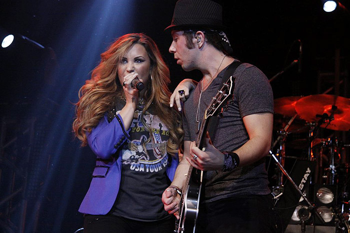 A cantora fez pose ao lado do guitarrista.