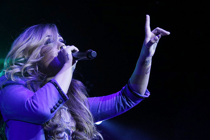 A cantora exibiu suas tatuagens durante o show.