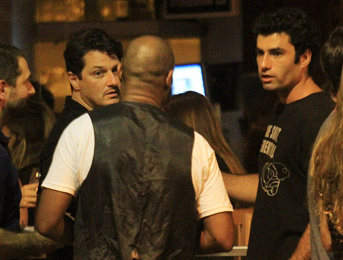 Marcelo Serrado curte noite com amigos em bar no Leblon