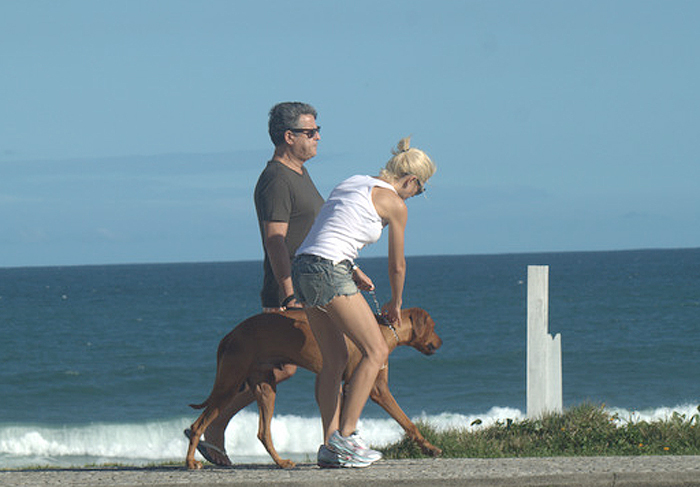 Antonia Fontenelle brinca com seu cachorro na praia