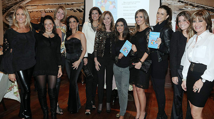 Rosana Beni recebe o carinho de amigos famosos no lançamento de seu livro em São Paulo