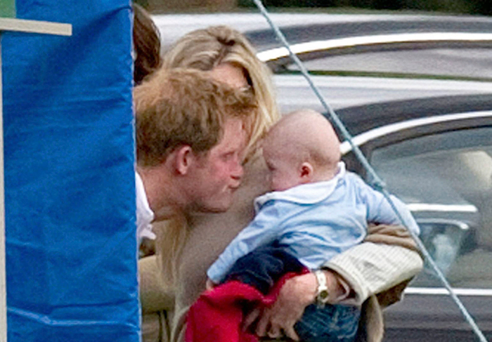 Príncipe Harry faz careta para bebê durante jogo de polo na Inglaterra