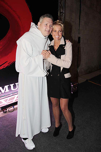 Xuxa participa de gravação do DVD do Padre Marcelo Rossi em SP