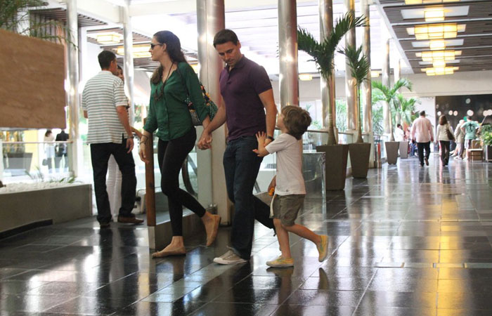 Fernanda Tavares vai a restaurante com marido e filho - O Fuxico