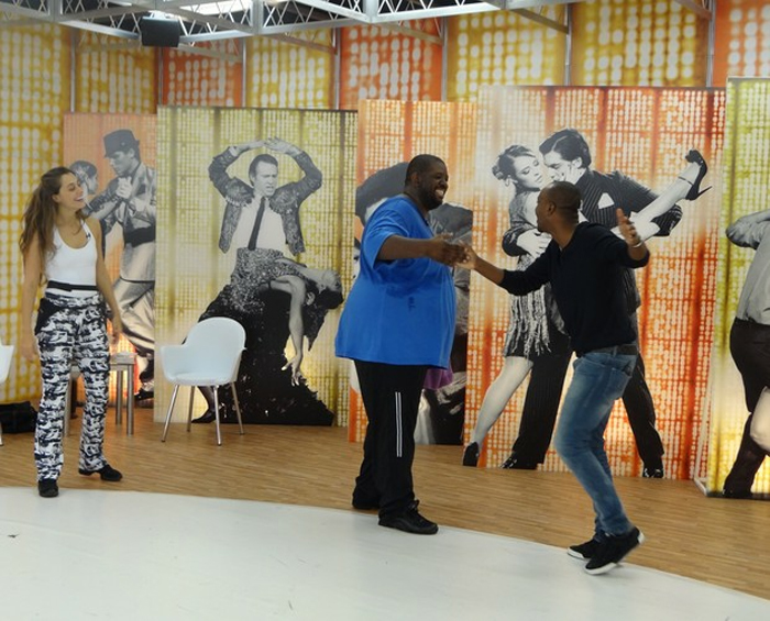 Thiaguinho e Fernanda Souza visitam Péricles em ensaio do Dança com Famosos