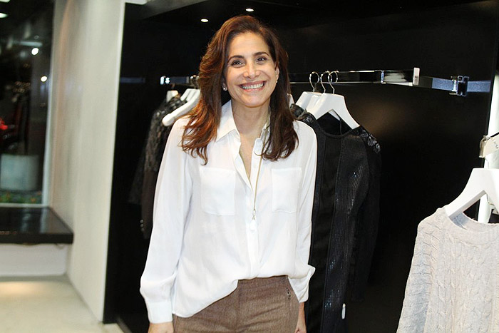 Bruna Marquezine vai à inauguração de loja no Rio