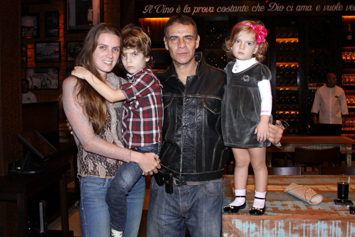 Mário Gomes com a família em inauguração de restaurante italiano no Rio