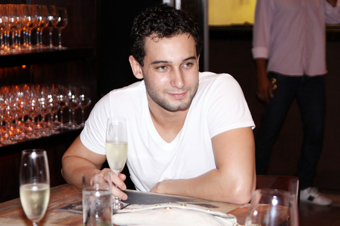 Rafael Almeida vai à inauguração de restaurante italiano no Rio
