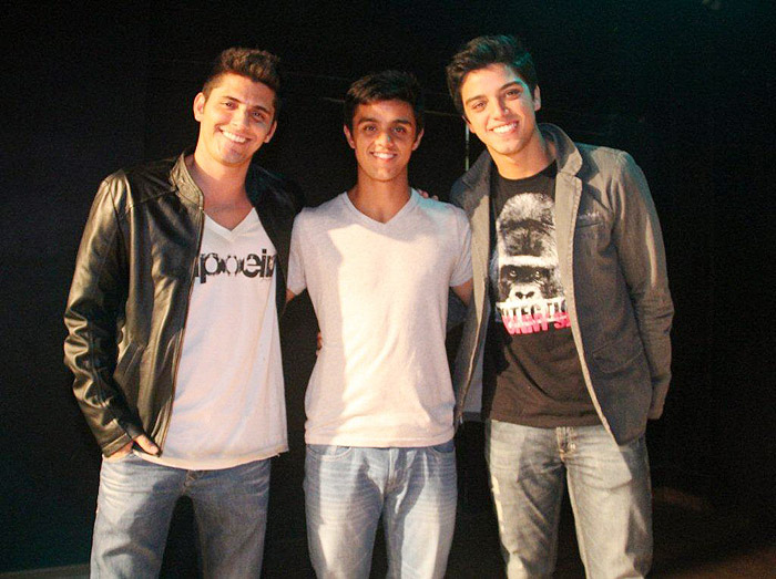 Os irmãos Bruno Gissoni, Felipe e Rodrigo Simas juntos em teatro no Rio