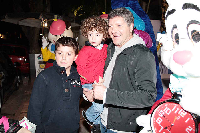 Fábio Villaverde vai com os filhos ao aniversário das filhas de Rodrigo Faro, em SP