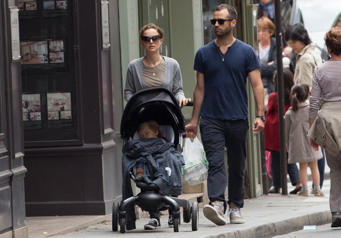 Filho de Natalie Portman faz 1 ano e passeia com pais em Paris