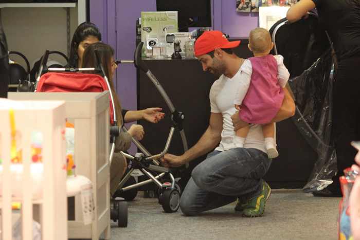 Iran Malfitano curte a filha e a mulher em shopping