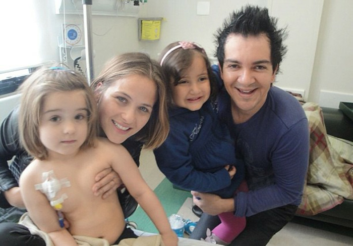 Régis Danese e a filha encontram com Luiza Valdetaro em hospital em SP