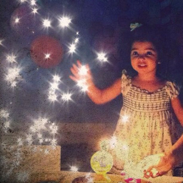 Samara Felippo publica fotos do aniversário da filha