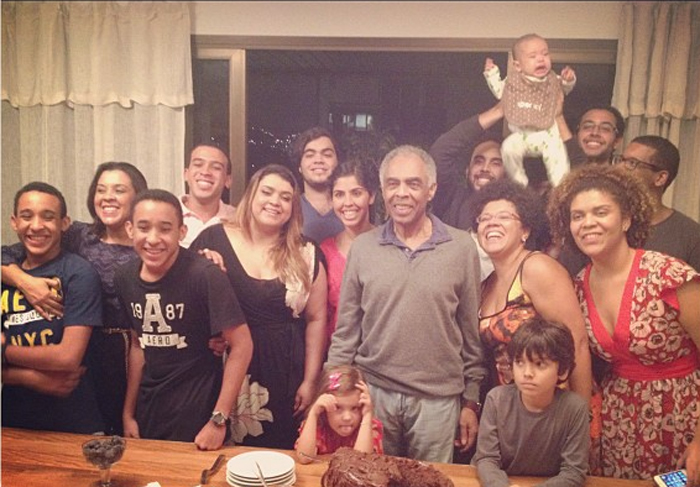 Gilberto Gil reúne filhos e netos para comemorar aniversário