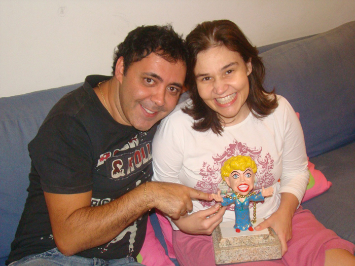 Cláudia Rodrigues ganha festa surpresa e passa aniversário engessada