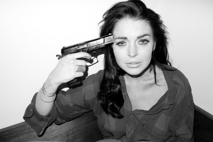 Lindsay Lohan aponta arma para a cabeça, em ensaio fotográfico
