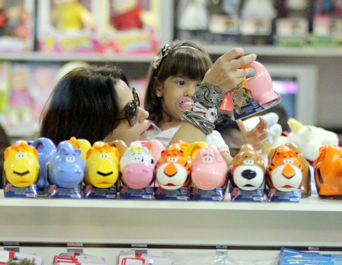 Giovanna Antonelli em loja de brinquedos com sua filha