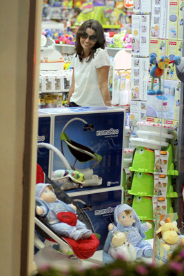 Giovanna Antonelli leva filhas à loja de brinquedos
