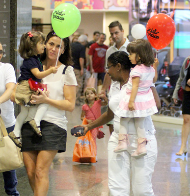 Giovanna Antonelli e suas meninas em passeio pelo shopping