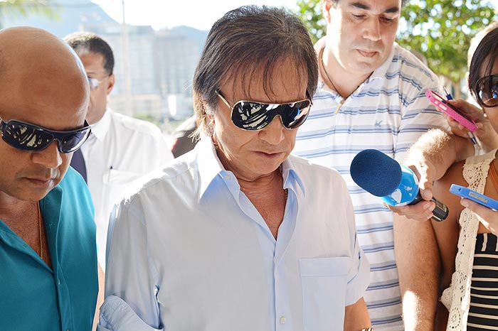 Roberto Carlos se despede de sua assessora Ivone Kassu