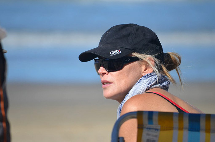 Sharon Stone curte praia com o namorado em Comboriú