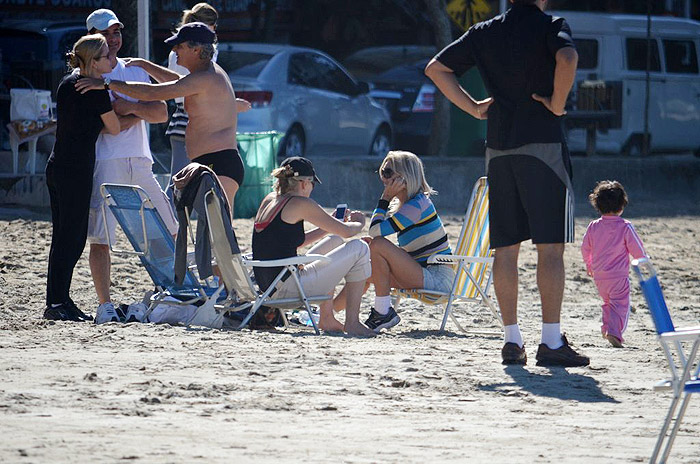 Sharon Stone curte praia com o namorado em Camboriú
