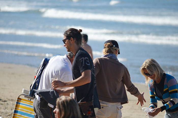 Sharon Stone curte praia com o namorado em Camboriú