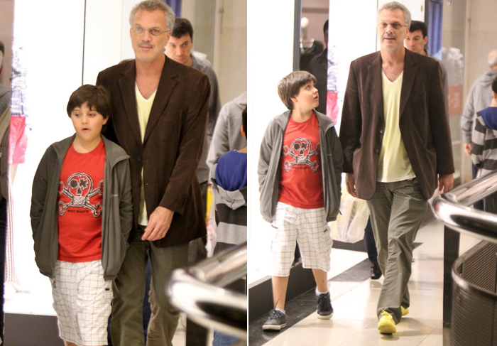 Pedro Bial experimenta óculos gigante ao lado do filho, no shopping