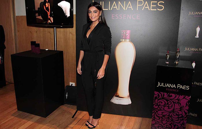 Juliana Paes apresenta perfume que leva seu nome
