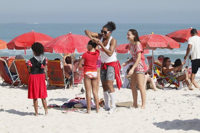 Adriana Bombom curte sábado com as filhas na praia