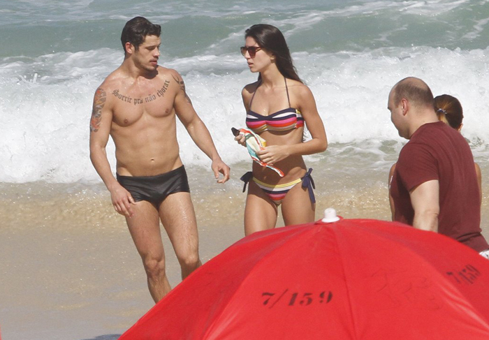 José Loreto exibe tanquinho e bate bola com amigos na praia