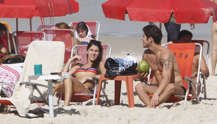José Loreto exibe tanquinho e bate bola com amigos na praia