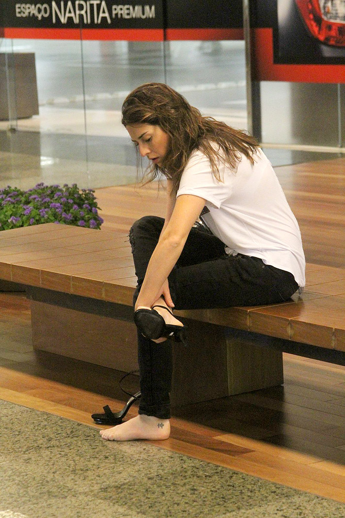 Fernanda Paes Leme deixa shopping descalça