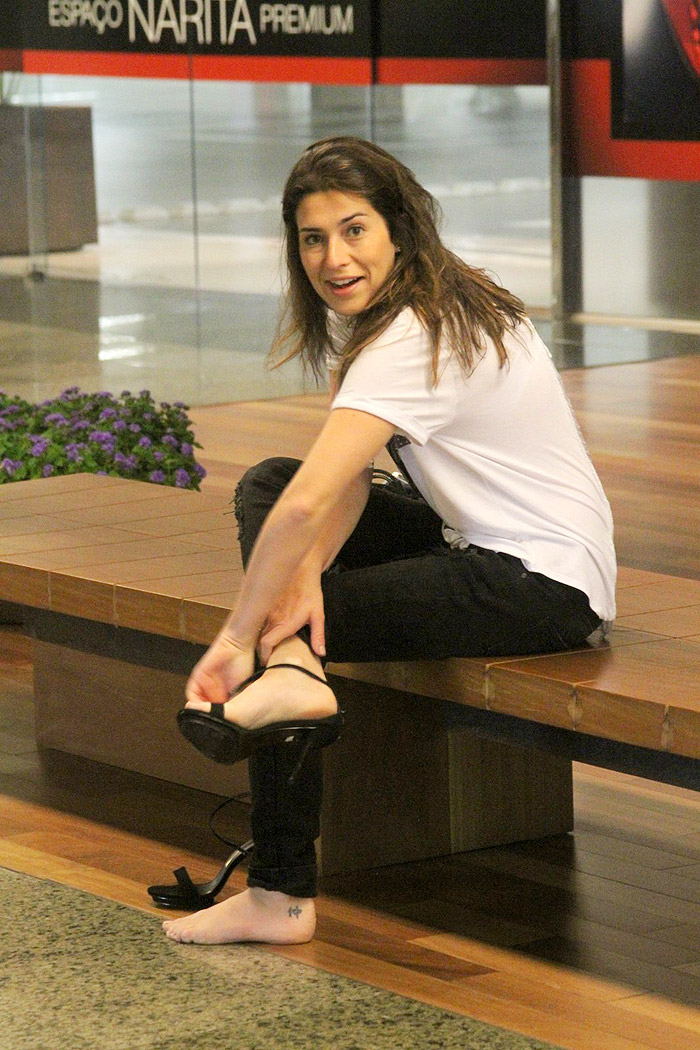 Fernanda Paes Leme deixa shopping descalça