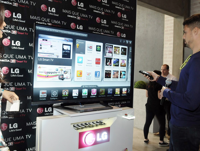 Cauã Reymond compareceu ao lançamento da TV LG Cinema 3D Smart, em São Paulo
