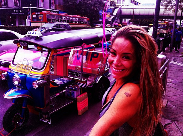 Danielle Winits namora muito na Tailândia