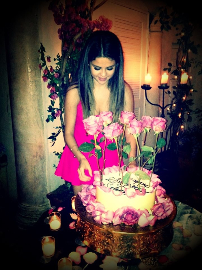  Selena Gomez ganha festa surpresa de aniversário de Justin Bieber