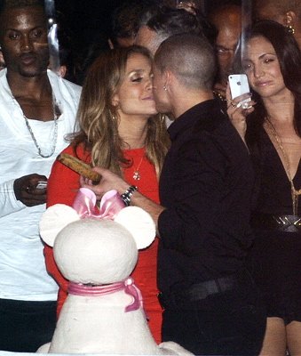Jennifer Lopez ganha festa surpresa do namorado. Álbum de fotos!