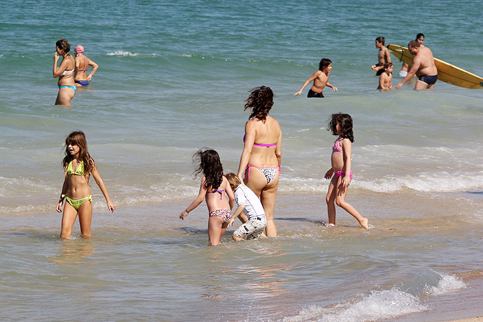 Maria Paula brinca com os filhos em praia carioca