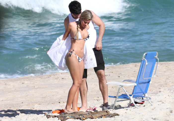 Ex-brothers Adriana e Rodrigão têm tarde romântica na praia