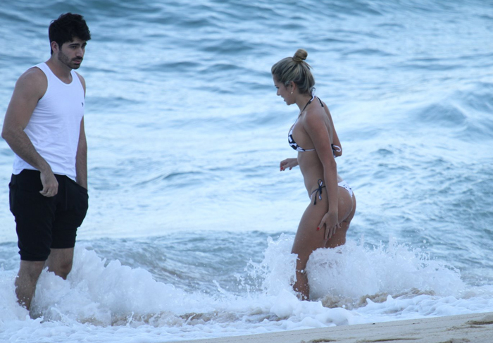 Ex-brothers Adriana e Rodrigão têm tarde romântica na praia