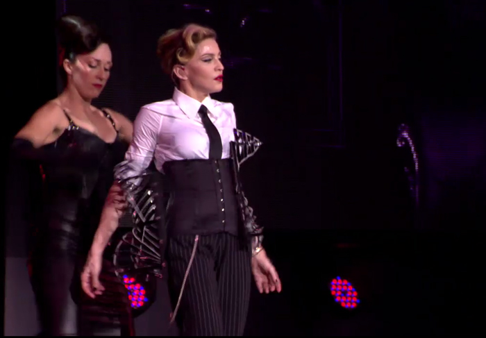 Madonna faz show curto e fãs jogam lixo no palco