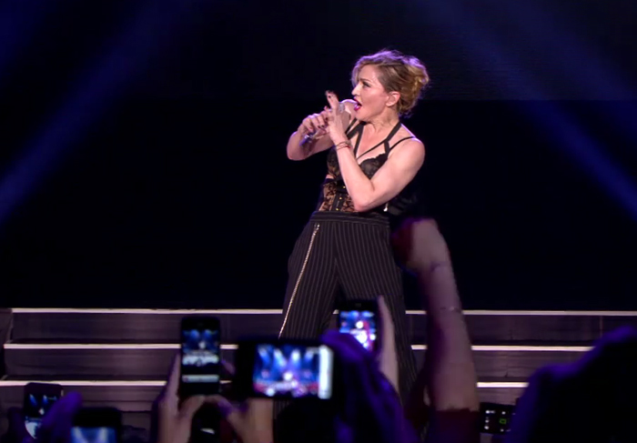 Madonna faz show curto e fãs jogam lixo no palco