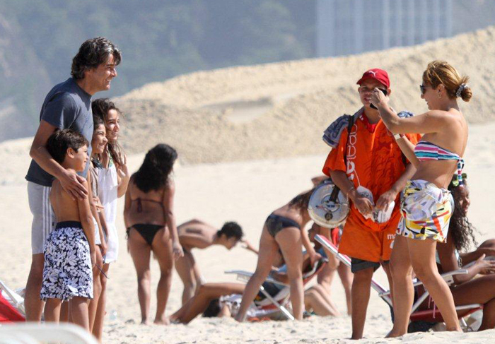 Alexandre Borges é assediado por crianças na praia