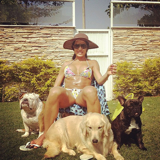 Gracyanne Barbosa mostra o corpão ao lado de seus cachorros