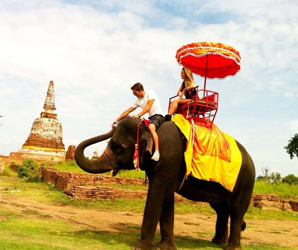 Dani Winits anda de elefante durante férias na Tailândia