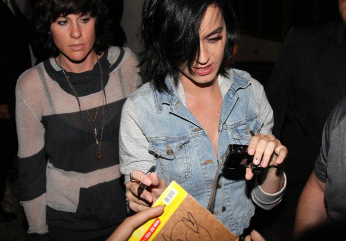 Na despedida, Katy Perry faz a festa dos fãs em frente à hotel